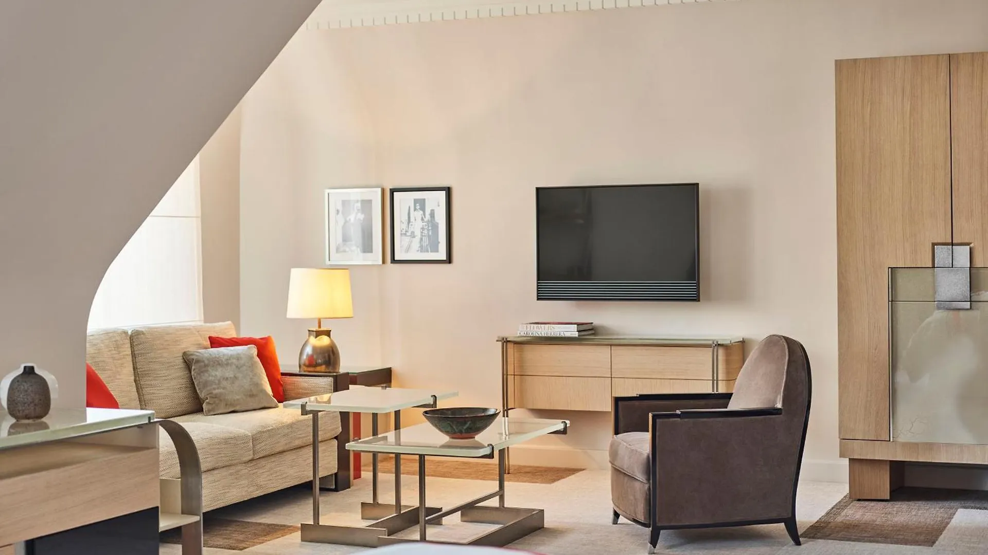 Hotel Plaza Athenee - Dorchester Collection Paris