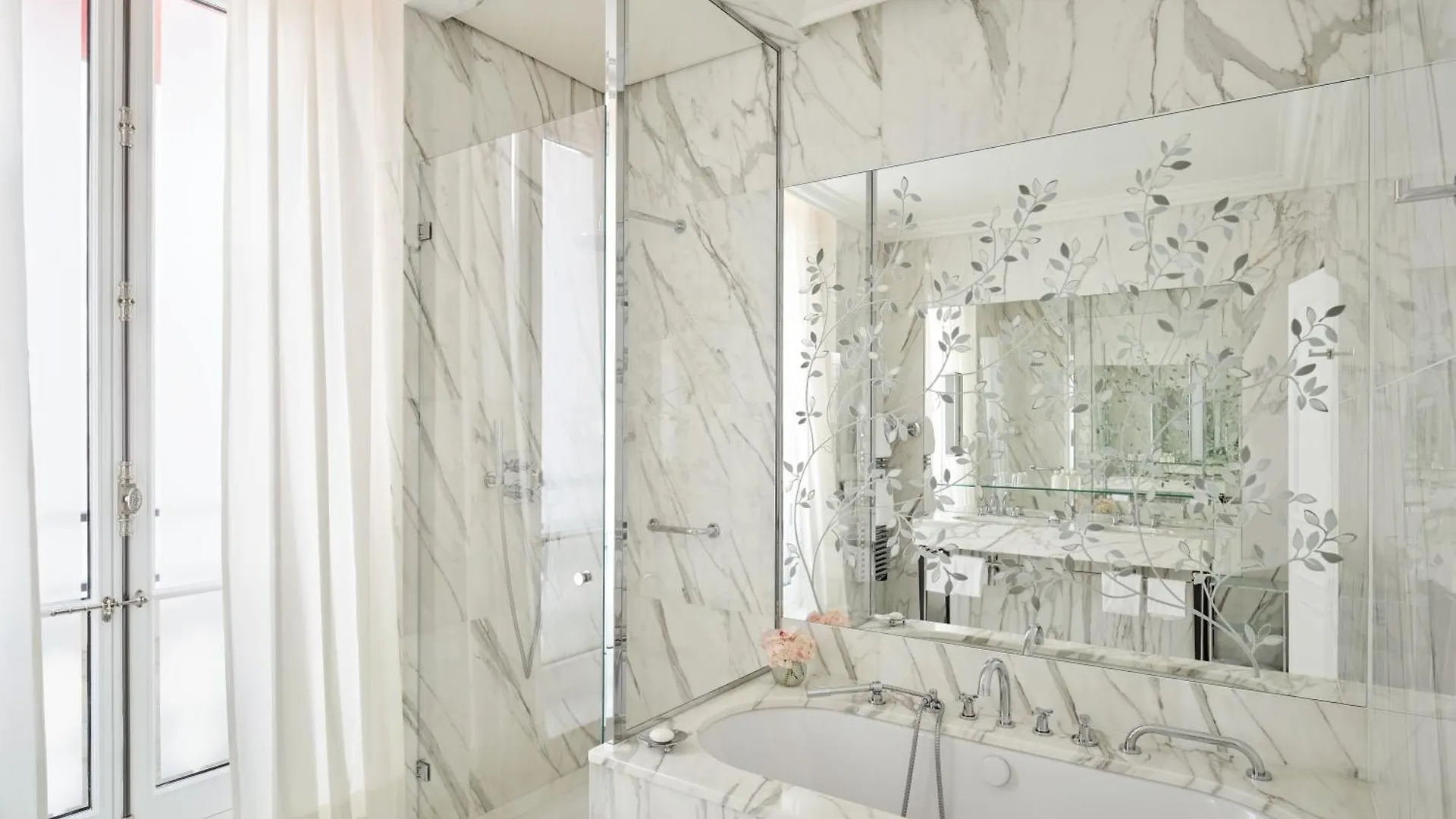 Hotel Plaza Athenee - Dorchester Collection Paris