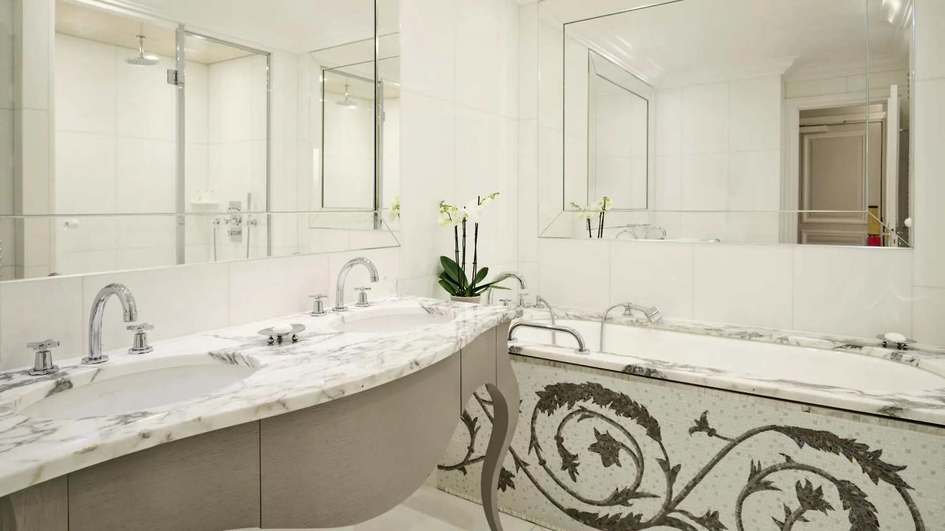 Hotel Plaza Athenee - Dorchester Collection Paris 5*,