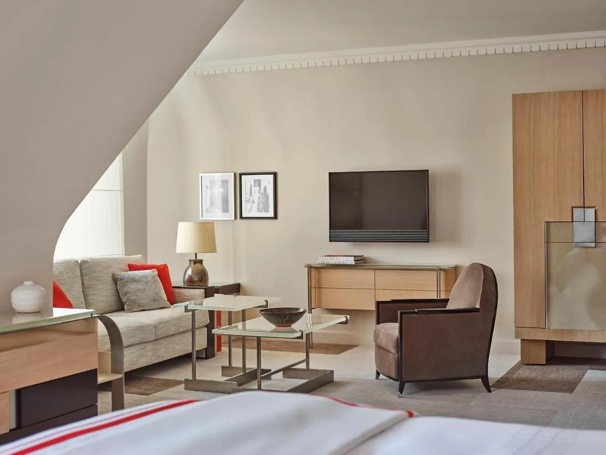 Hotel Plaza Athenee - Dorchester Collection Paříž 5*,